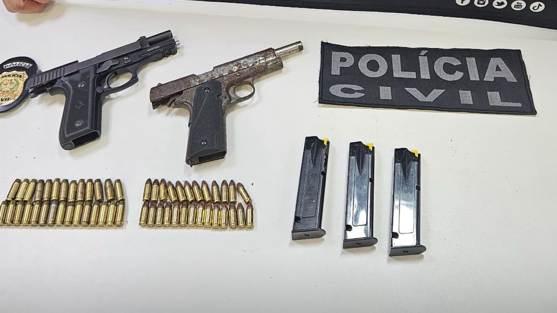 Líder de facção foge por mata e abandona pistolas de uso restrito em operação na Capital