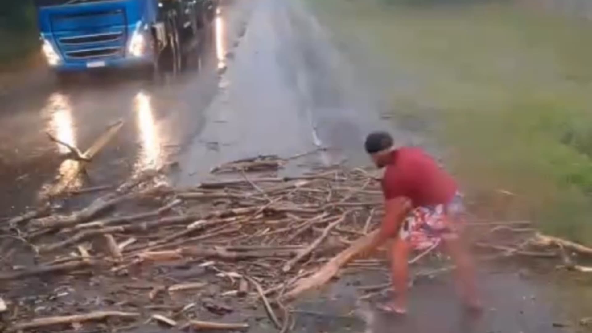 “De volta aos bons tempos”: homens dançam passinhos de flashback e param calçadão em praia de SC