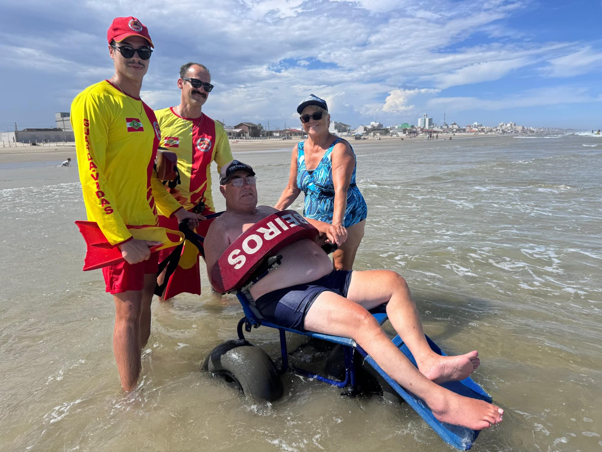 “Ele sempre amou o mar”: após AVC, homem de 67 anos volta a sentir o mar com ajuda de guarda-vidas