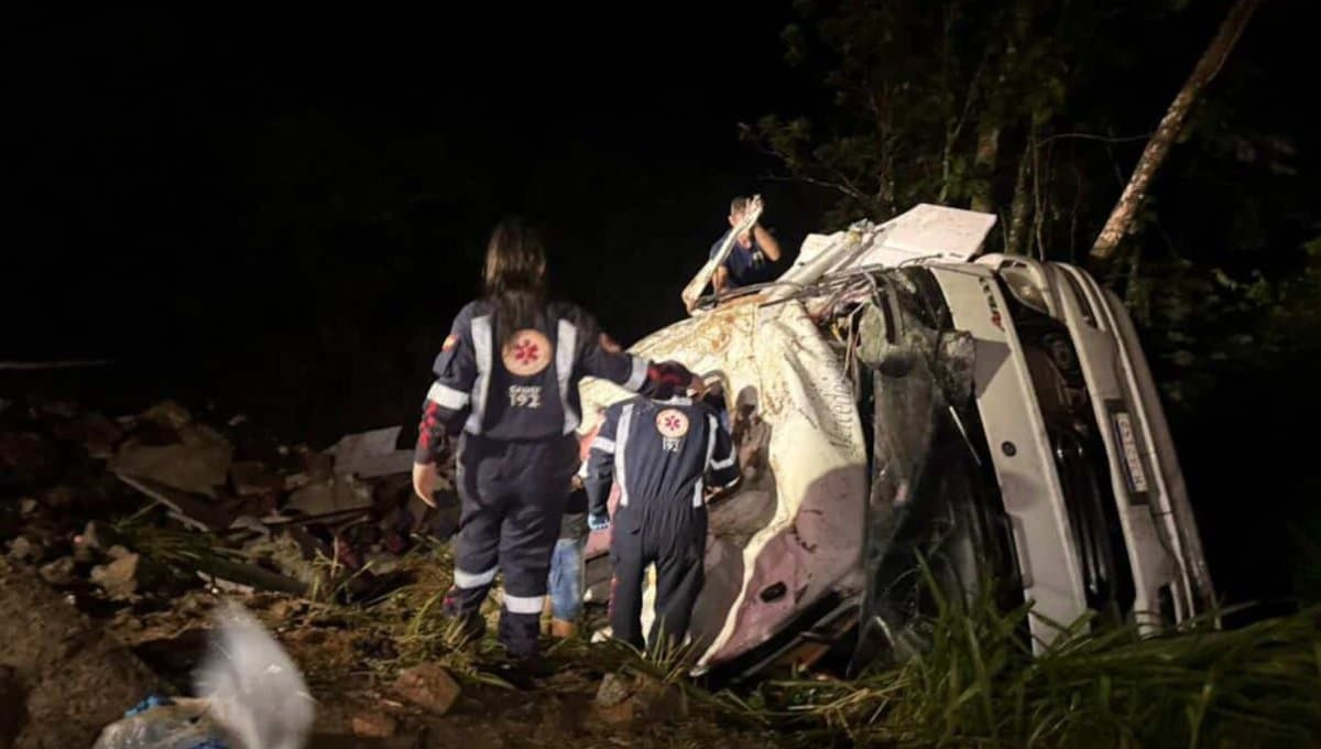 Caminhão despenca em ribanceira na BR-282 e motorista fica preso às ferragens em SC
