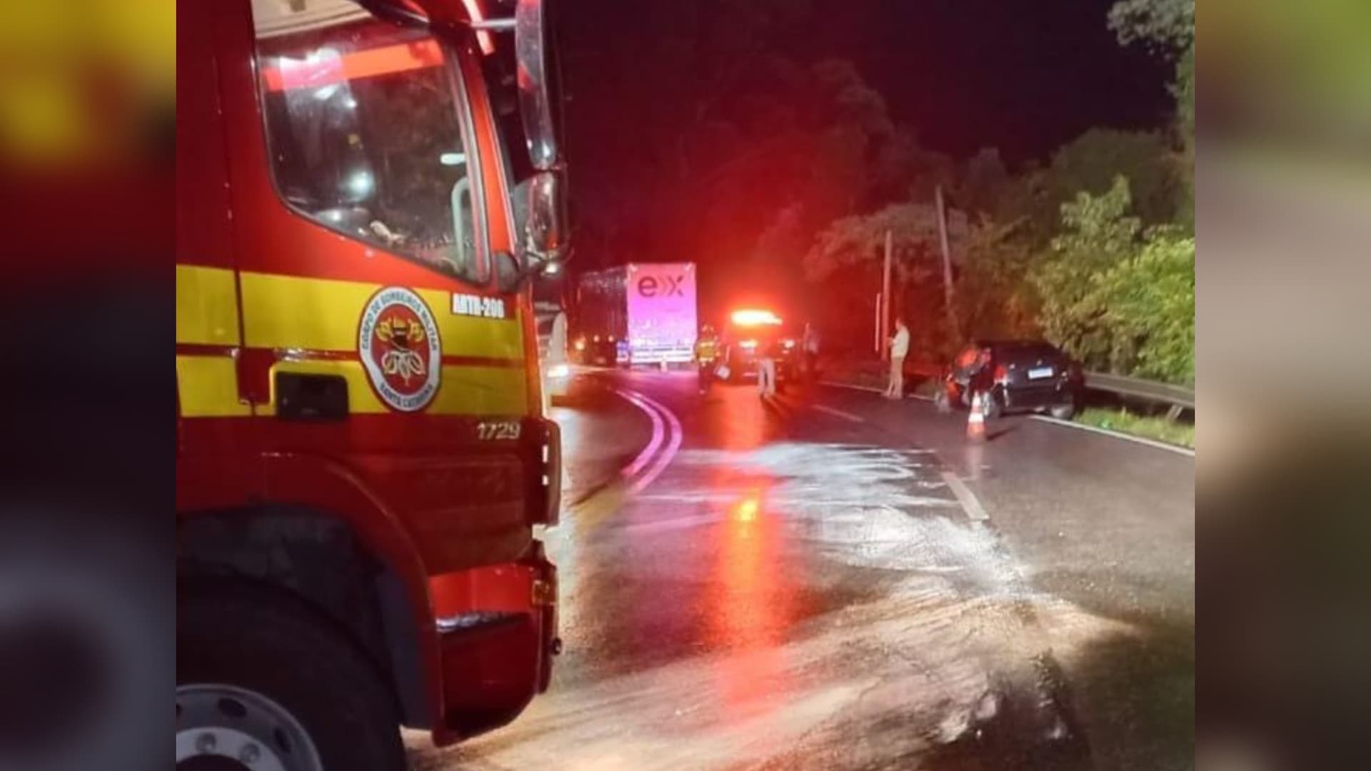 Colisão frontal na BR-470 deixa jovem preso às ferragens e gestante ferida 