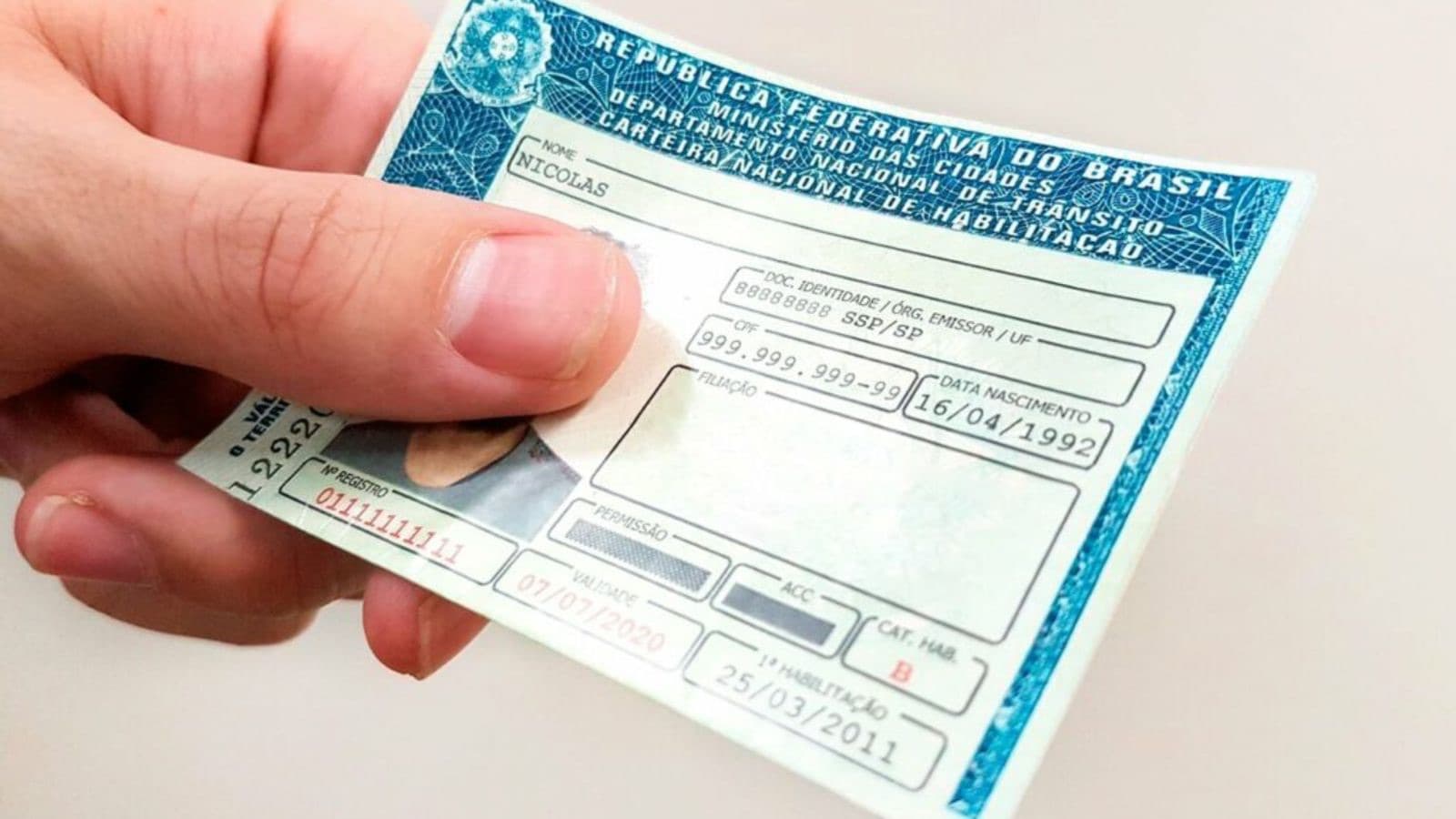 Exame toxicológico passa a ser obrigatório para primeira habilitação de carro e moto em 2026