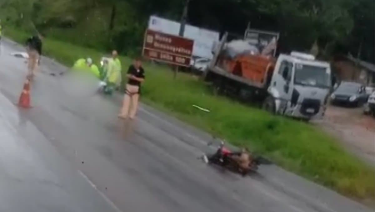 Motorista foge após atropelar e matar motociclista e passageira na BR-101, em Barra Velha