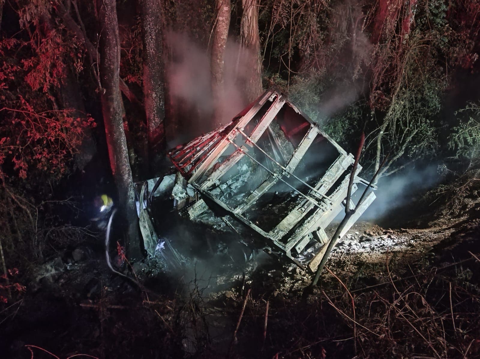Caminhonete cai em ribanceira, pega fogo e motorista sobrevive em SC