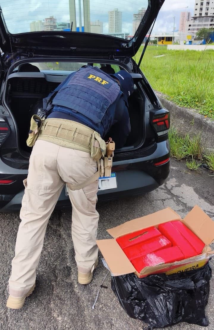 PRF prende dois paranaenses com 113 kg de maconha em Itapema após odor denunciar carga