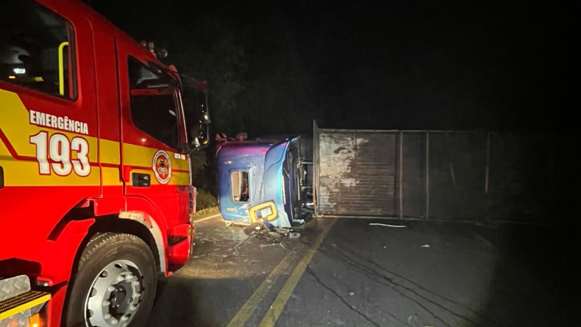 Caminhão sai da pista e tomba na BR-470 em Pouso Redondo; motorista fica ferido