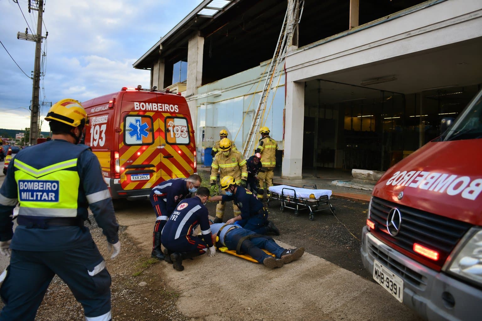 Trabalhador fica em estado grave após cair de telhado de cerca de seis metros em Brusque