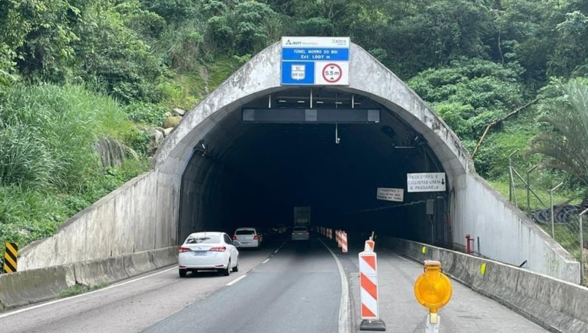 Carga espalhada na pista provoca congestionamento na BR-101 entre Balneário Camboriú e Itapema
