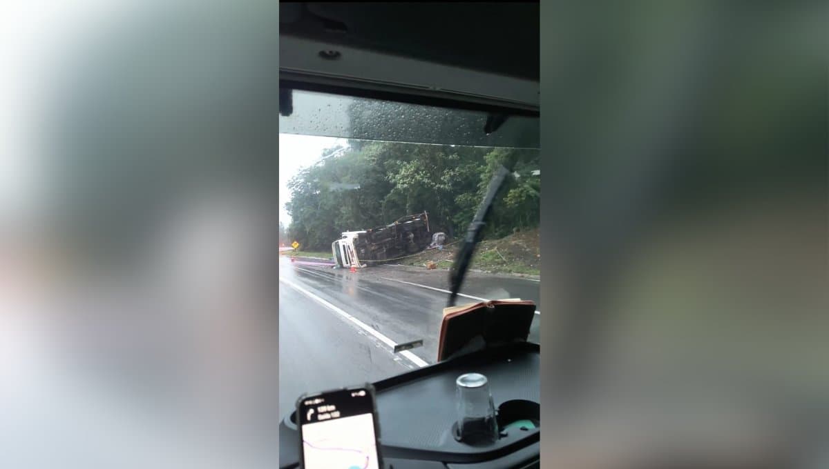 Tombamento de caminhão com produto perigoso deixa dois feridos na BR-376