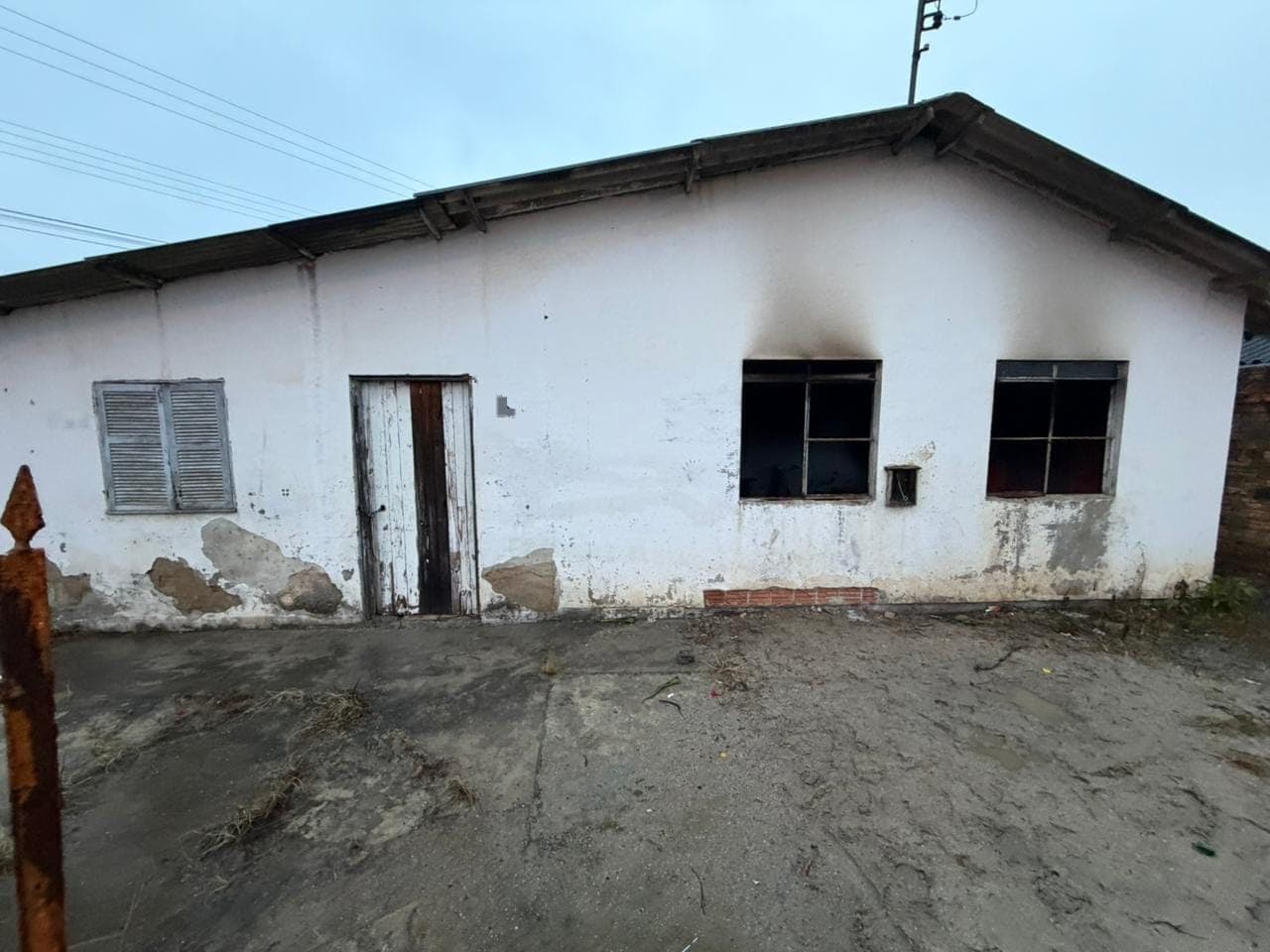 Incêndio atinge casa abandonada usada por pessoas em situação