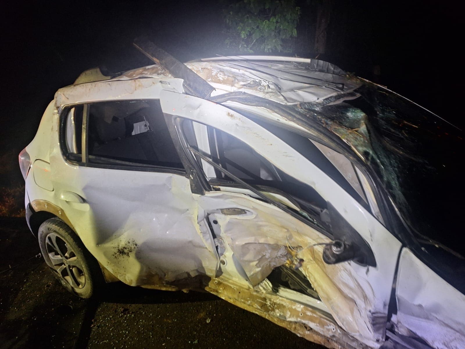 Menino de 13 anos não resiste após grave colisão frontal entre dois carros em SC