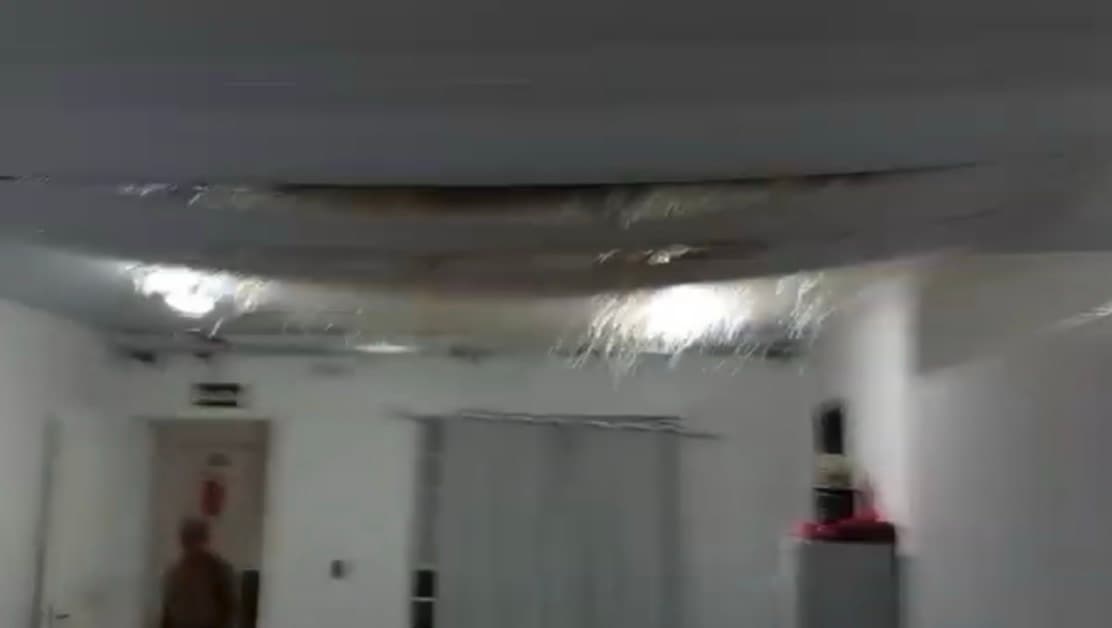 Vídeo registra momento em que teto de sala cai durante temporal com granizo em SC