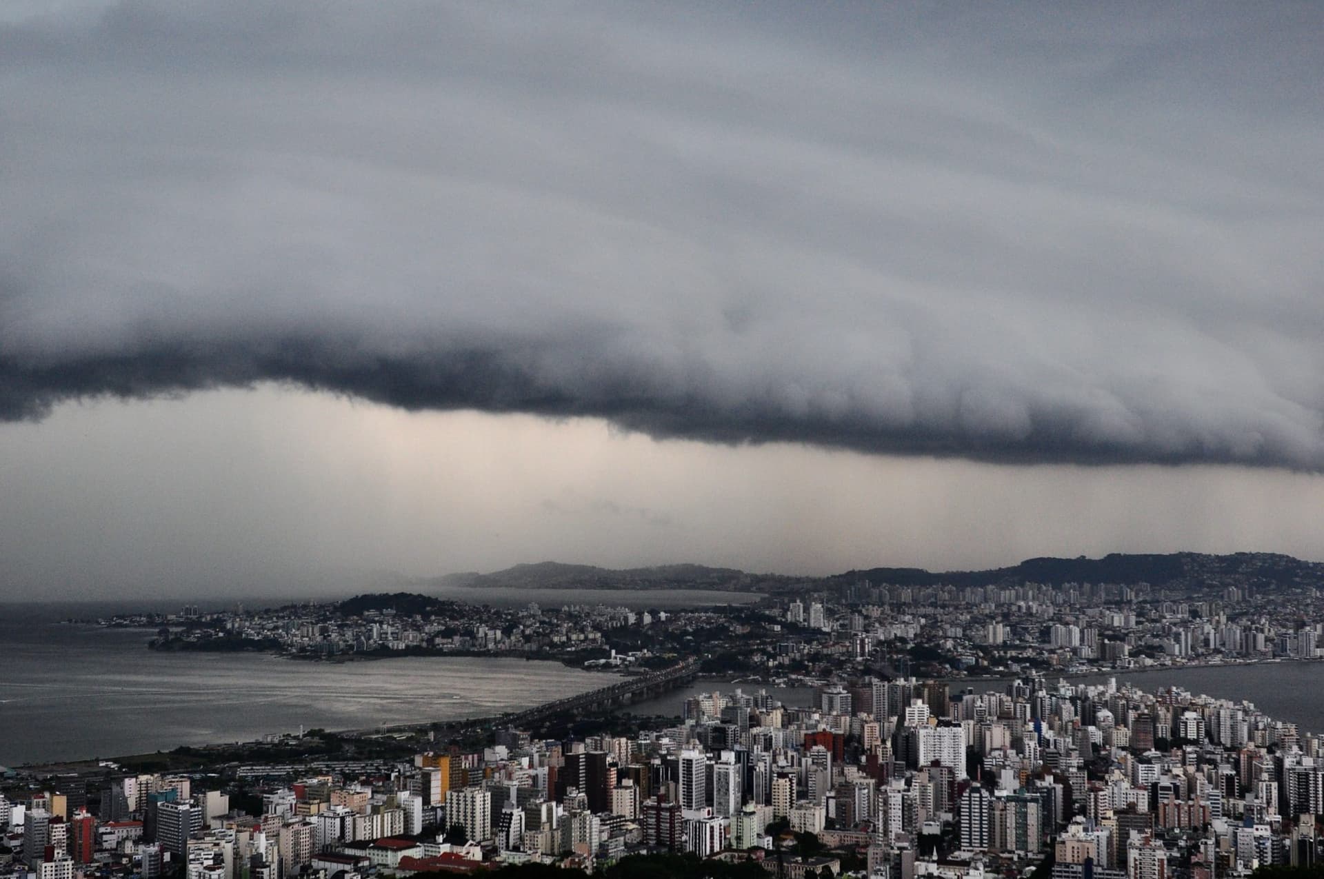 Ciclone e frente fria colocam SC sob risco de temporais nesta sexta