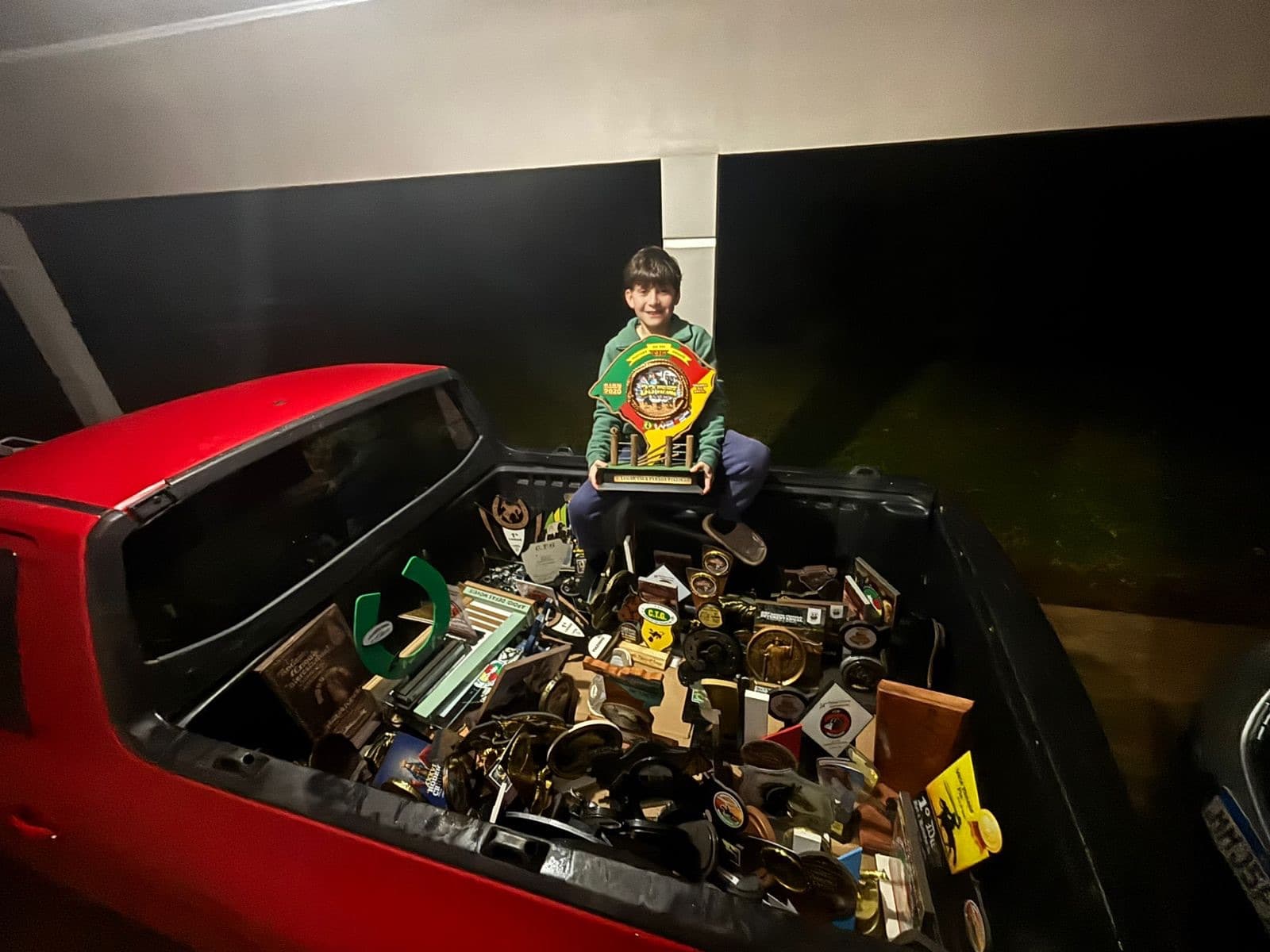 Menino de SC acumula cerca de 160 troféus e premiações em rodeios pelo Brasil