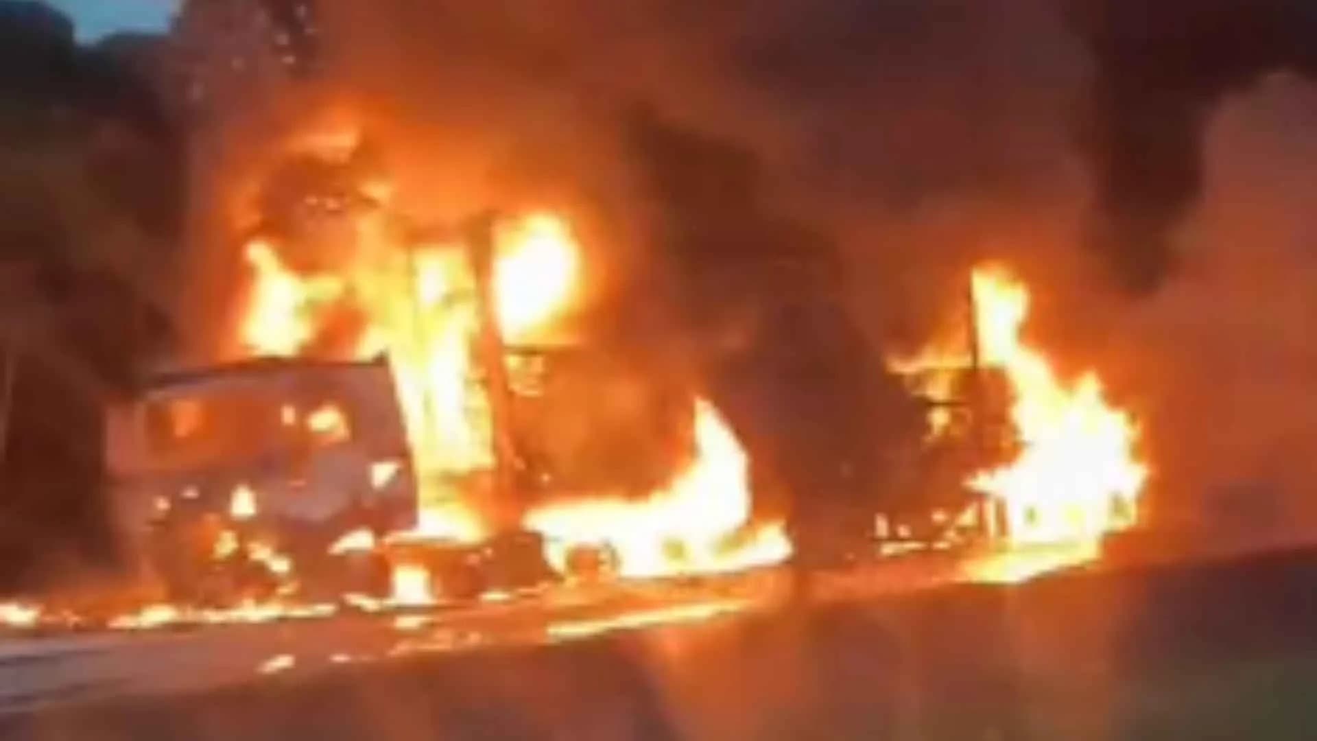 Incêndio em carreta bloqueia BR-376 no sentido Santa Catarina