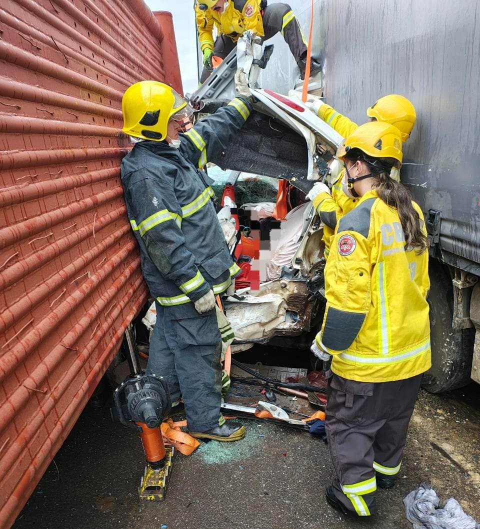 Milagre na BR-470: jovem sobrevive após carro ser prensado entre dois caminhões em SC