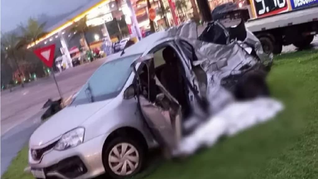 Motorista morre após grave acidente entre carro e caminhão na BR-470