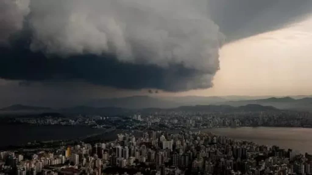 Defesa Civil emite alerta de enxurradas e alagamentos após calorão intenso em SC