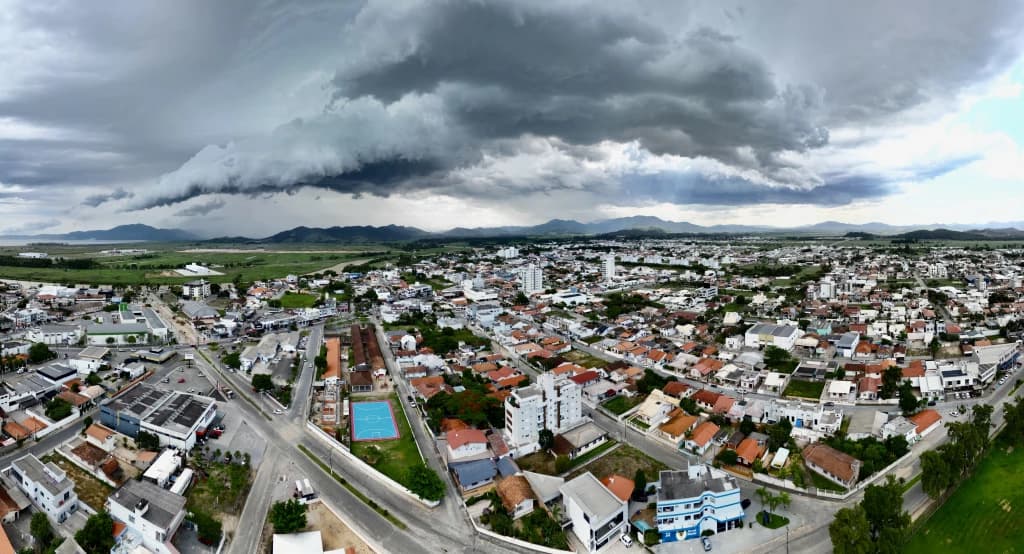 Perigosa “Shelf Cloud” passa por Tijucas e assusta moradores nesta quinta-feira