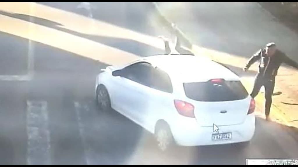VÍDEO: Mulher é atropelada na faixa de pedestres em Tijucas
