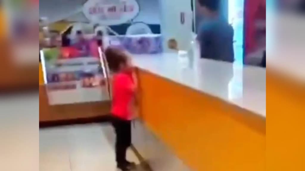 Mãe de menina autista ameaça trabalhadora em cinema por não vender pipoca “no pix”