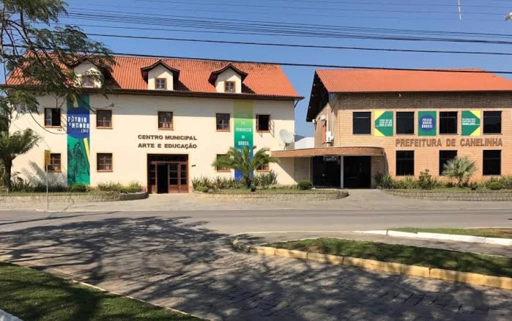Bandidos invadem prefeitura e roubam caixa eletrônico, em Canelinha