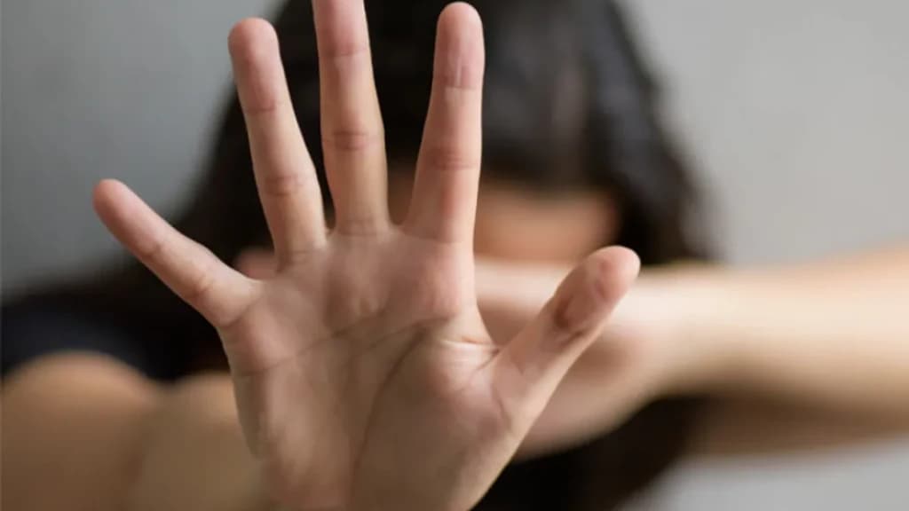 Adolescente com perna quebrada usa muleta para defender mãe de agressão doméstica