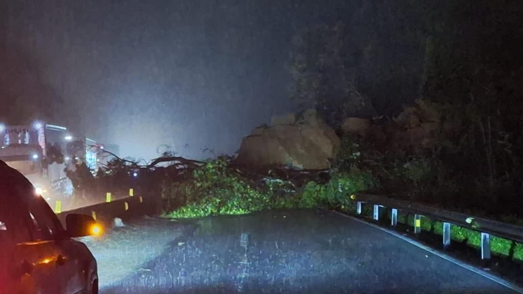 URGENTE: Deslizamento interdita totalmente a BR-101 no Morro dos Cavalos