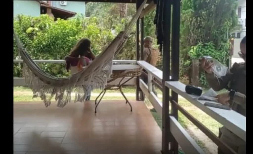 Catarinense volta de viagem e encontra desconhecida morando em sua casa