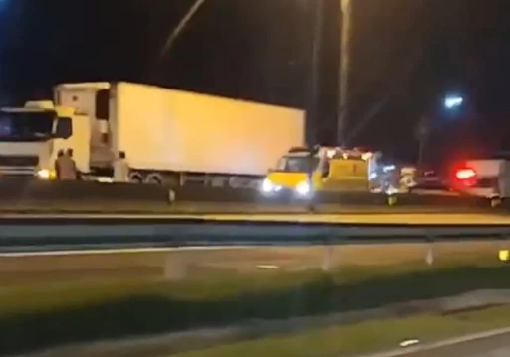 Acidente bloqueia totalmente BR-101 em Porto Belo