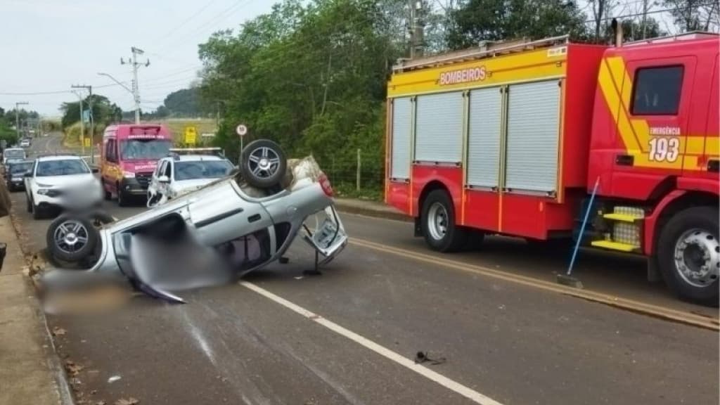 Ladrões roubam carro na frente de escola e ganham “lição” indesejada
