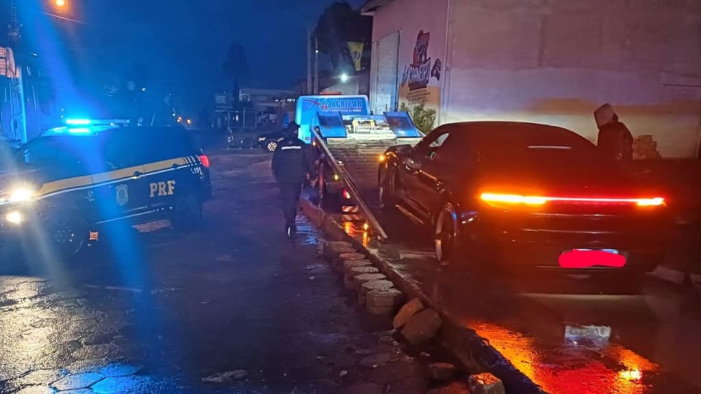 Motorista “amostradinho” tem carro de luxo de R$ 650 mil apreendido em SC