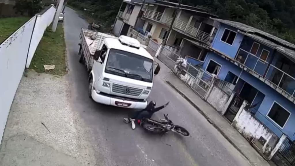 “Milagre”: motociclista escapa de tragédia ao cair embaixo de caminhão