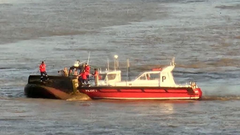 Barco com pescadores vira no Rio Itajaí-Açu