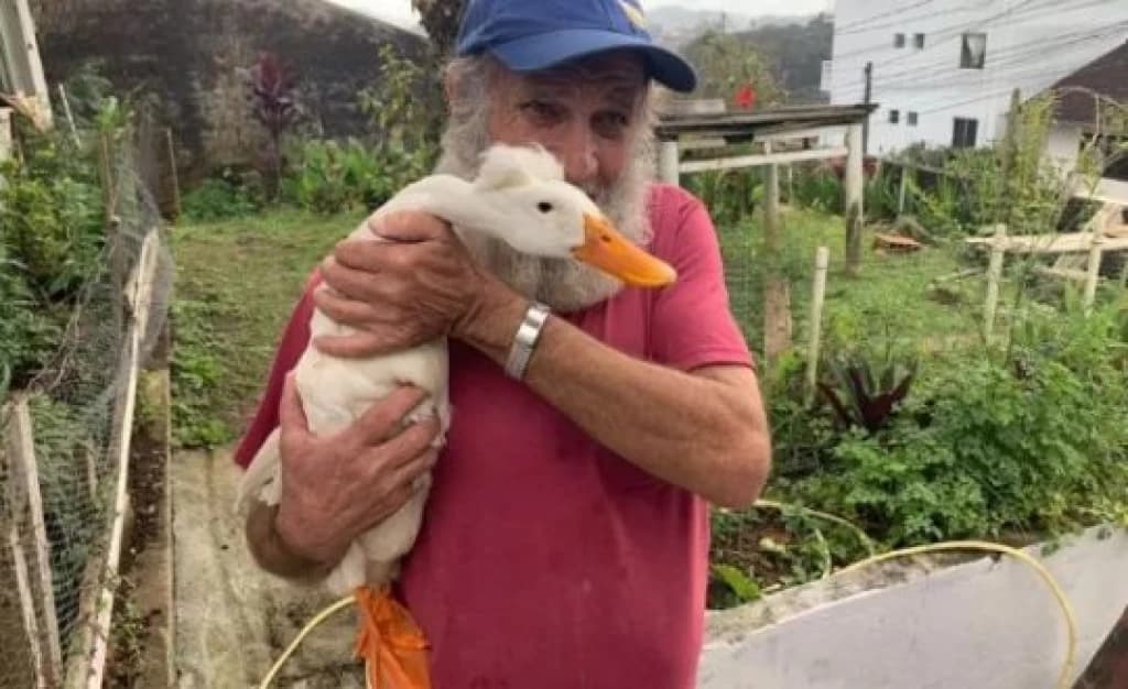 Aposentado faz sucesso com marreco de estimação em SC