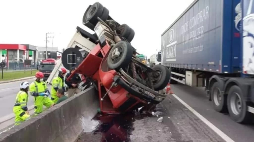 Caminhão com 24 toneladas de batata tomba na BR-101 em Itajaí