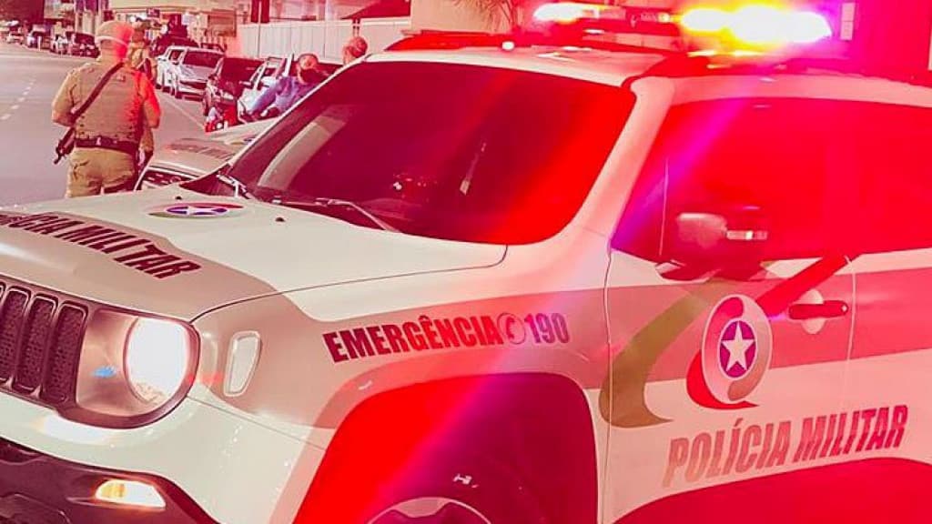 Dona de bar é presa com R$ 200 mil em dinheiro, comprimidos abortivos e drogas