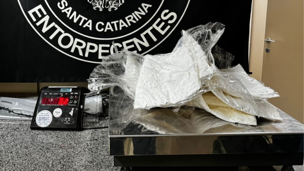 Passageiro com destino à Portugal é preso com cocaína no aeroporto de Florianópolis
