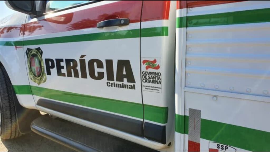 Homem é morto com golpes de barra de ferro e facadas no pescoço