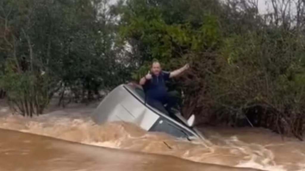 Homem é resgatado após 12h pendurado em carro no Rio Grande do Sul