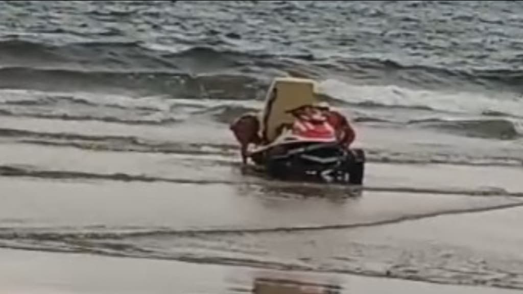 Barco naufraga em Bombinhas; vítima teria ficado à deriva