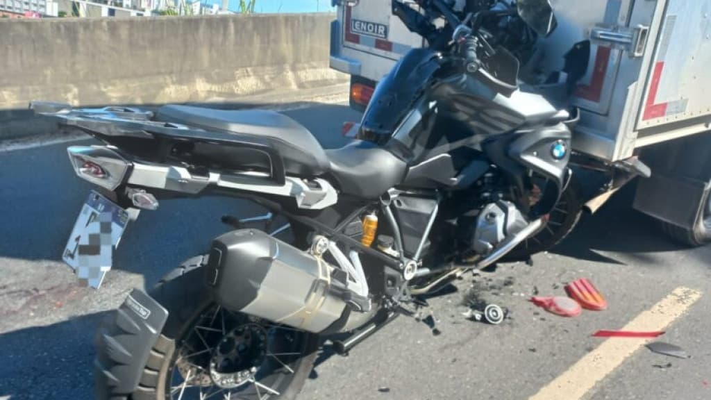 Moto fica cravada em traseira de caminhão-baú após acidente, em Balneário Camboriú