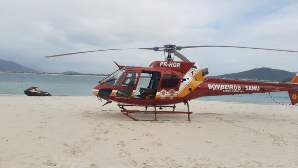 Homem é resgatado pelo Arcanjo após passar mal em praia de Florianópolis