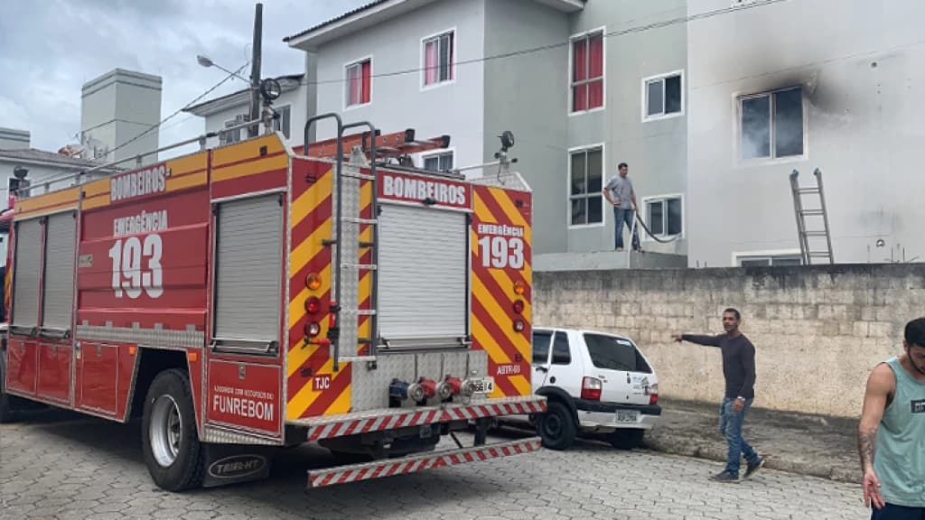 Apartamento pega fogo em Tijucas e mobiliza bombeiros