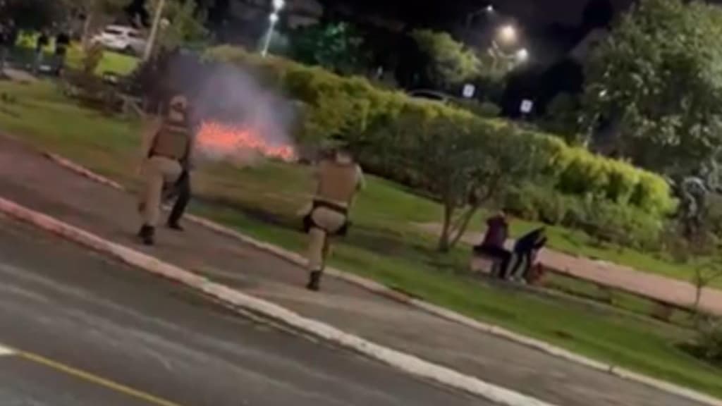 VÍDEO – Homem reage a abordagem e leva tiros de borracha, em SC