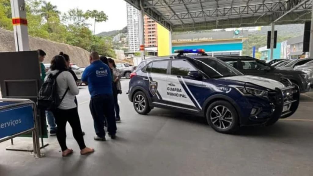 Homem esfaqueia colega de trabalho durante briga em supermercado