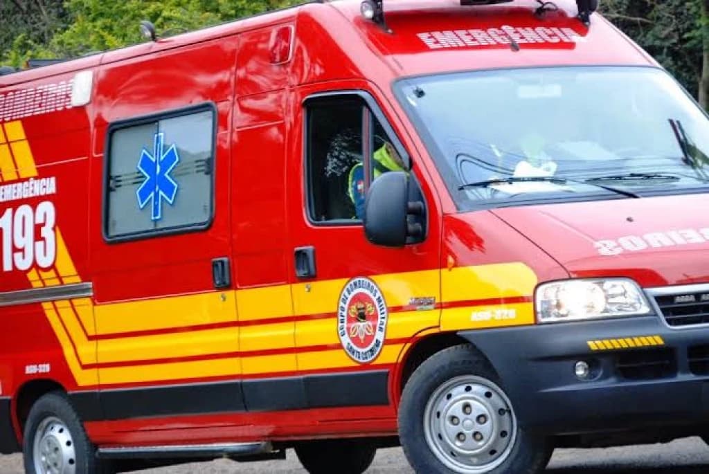 Caminhão bate em motociclista em Tijucas