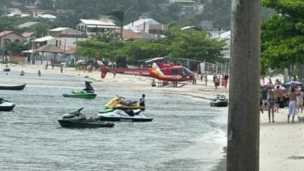 Momentos de pânico: Jovem perde o pé após ser atropelada por jet ski em praia de SC