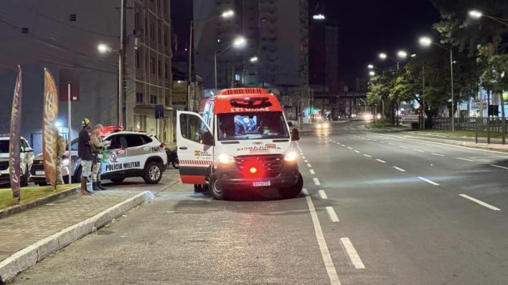 Travesti esfaqueia namorado para se defender de paulada