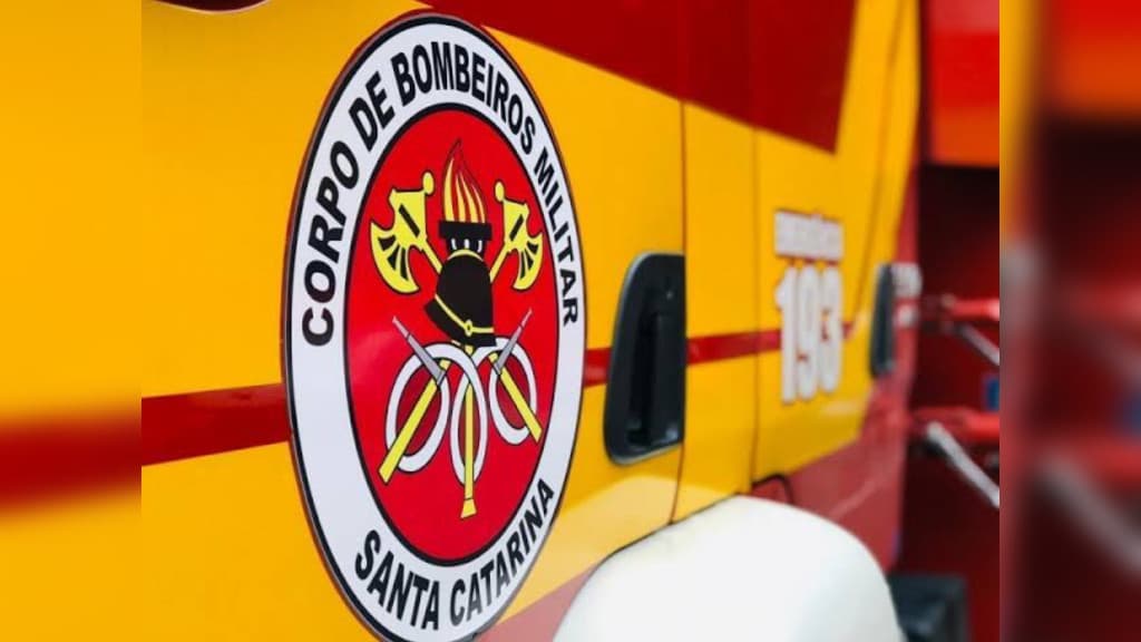 Trabalhador fica gravemente ferido após cortar braço em serra de frigorífico, em Tijucas